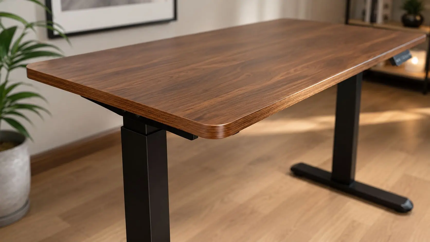 Mặt bàn gỗ MDF và chân chữ T của Extreme Zero EDT1460 Pro