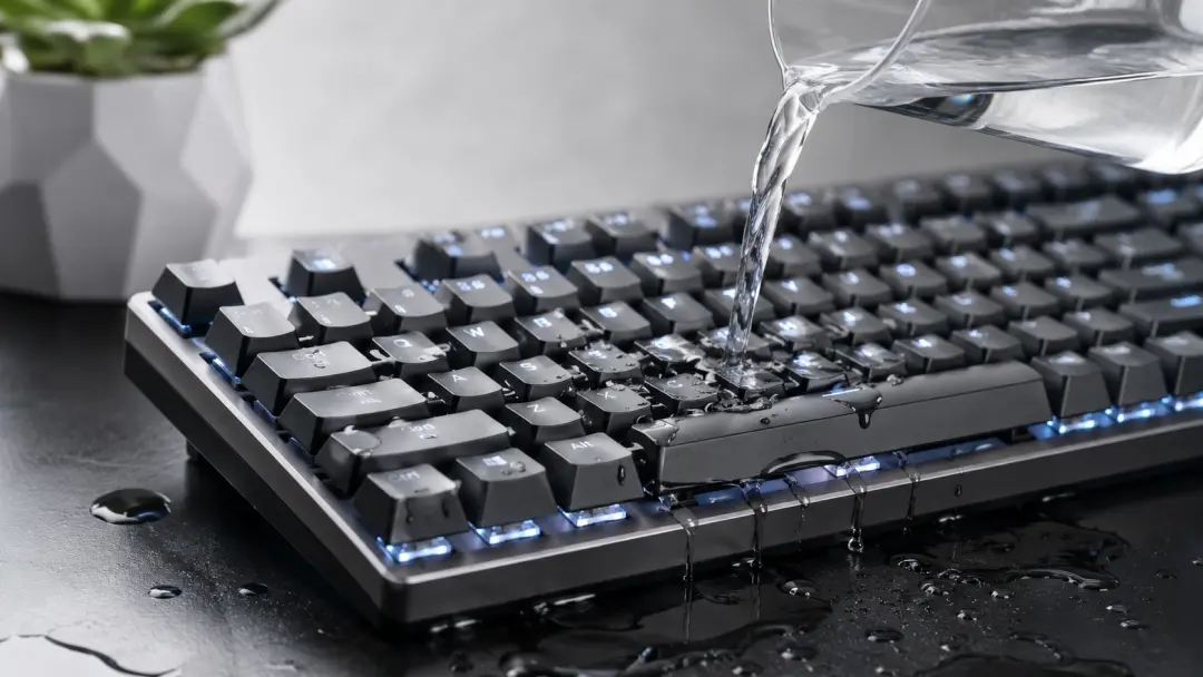 Bàn phím cơ chống nước giúp giảm rủi ro hư hỏng khi đổ nước