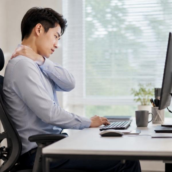 Vì sao ngồi máy tính lâu bị đau lưng, mỏi vai gáy? Cách khắc phục tại chỗ