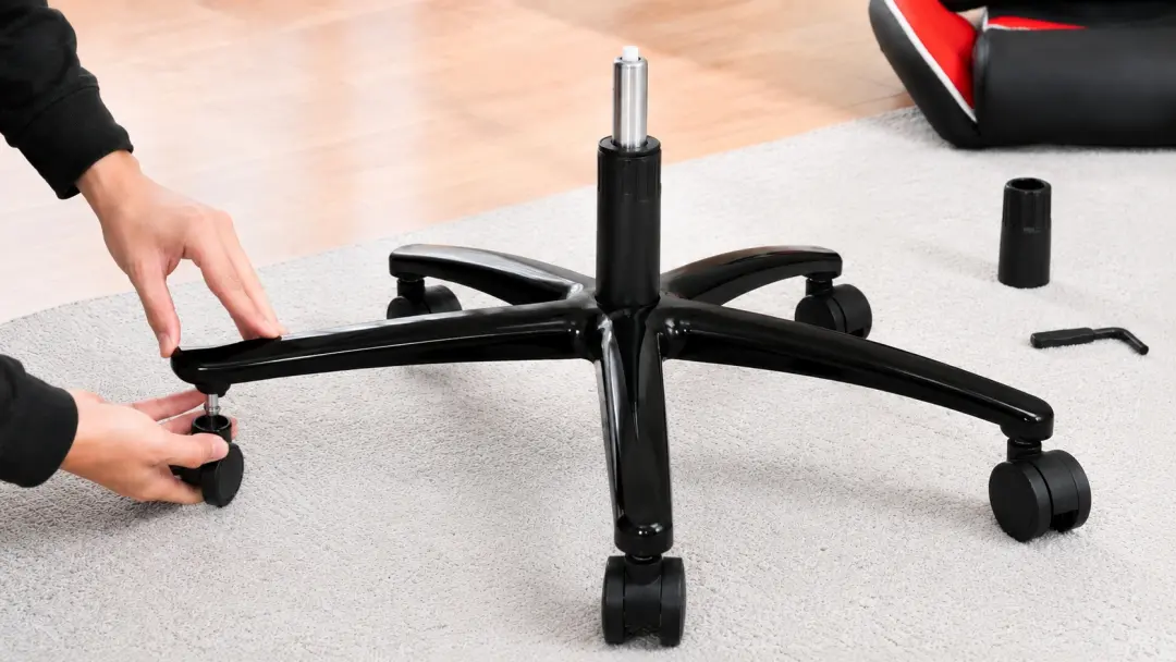 Cách lắp bánh xe và piston khí vào chân ghế gaming